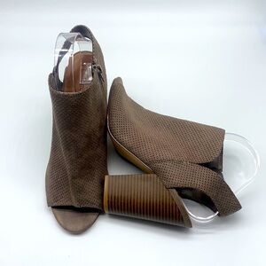 Indigo Rd. - Iridella - Light Grey Suede Zipper Closure Sandal Size 9